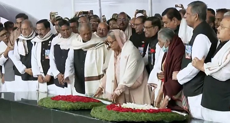 জাতির পিতার প্রতিকৃতিতে প্রধানমন্ত্রী শেখ হাসিনার শ্রদ্ধা